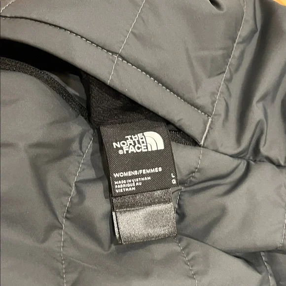 The North Face Charcoal Quilted & Black Reversible Jacket - Picture 2 of 3